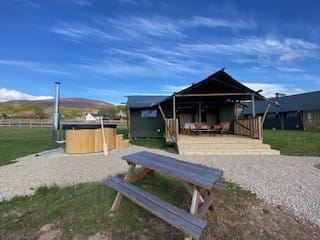 Iorsa Lodge with outdoor tub